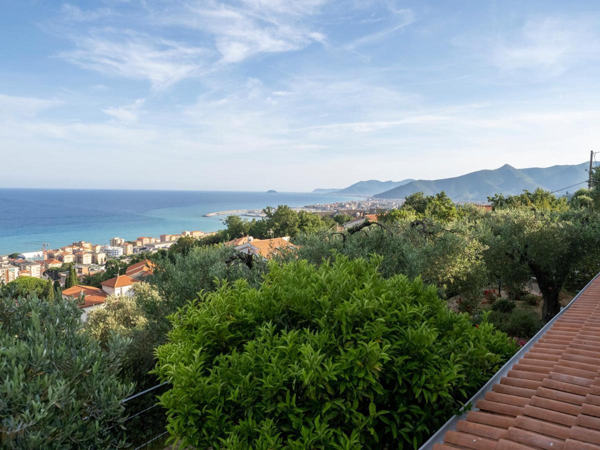 Tra Gli Ulivi Bed & Breakfast Pietra Ligure Bagian luar foto