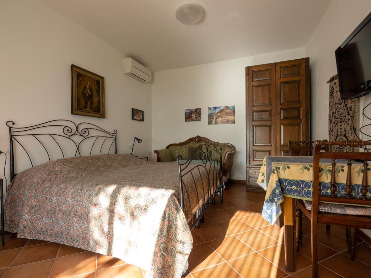 Tra Gli Ulivi Bed & Breakfast Pietra Ligure Bagian luar foto