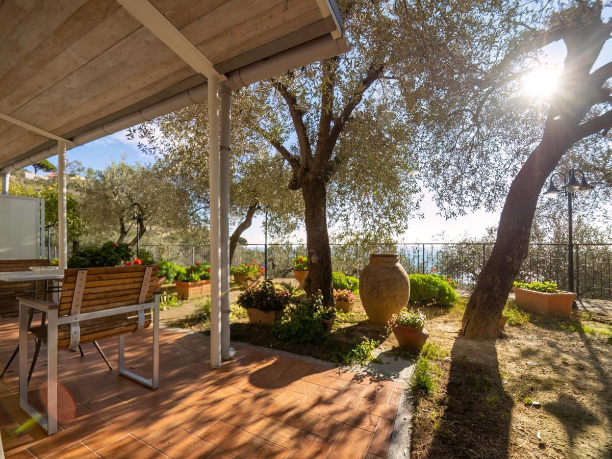 Tra Gli Ulivi Bed & Breakfast Pietra Ligure Bagian luar foto