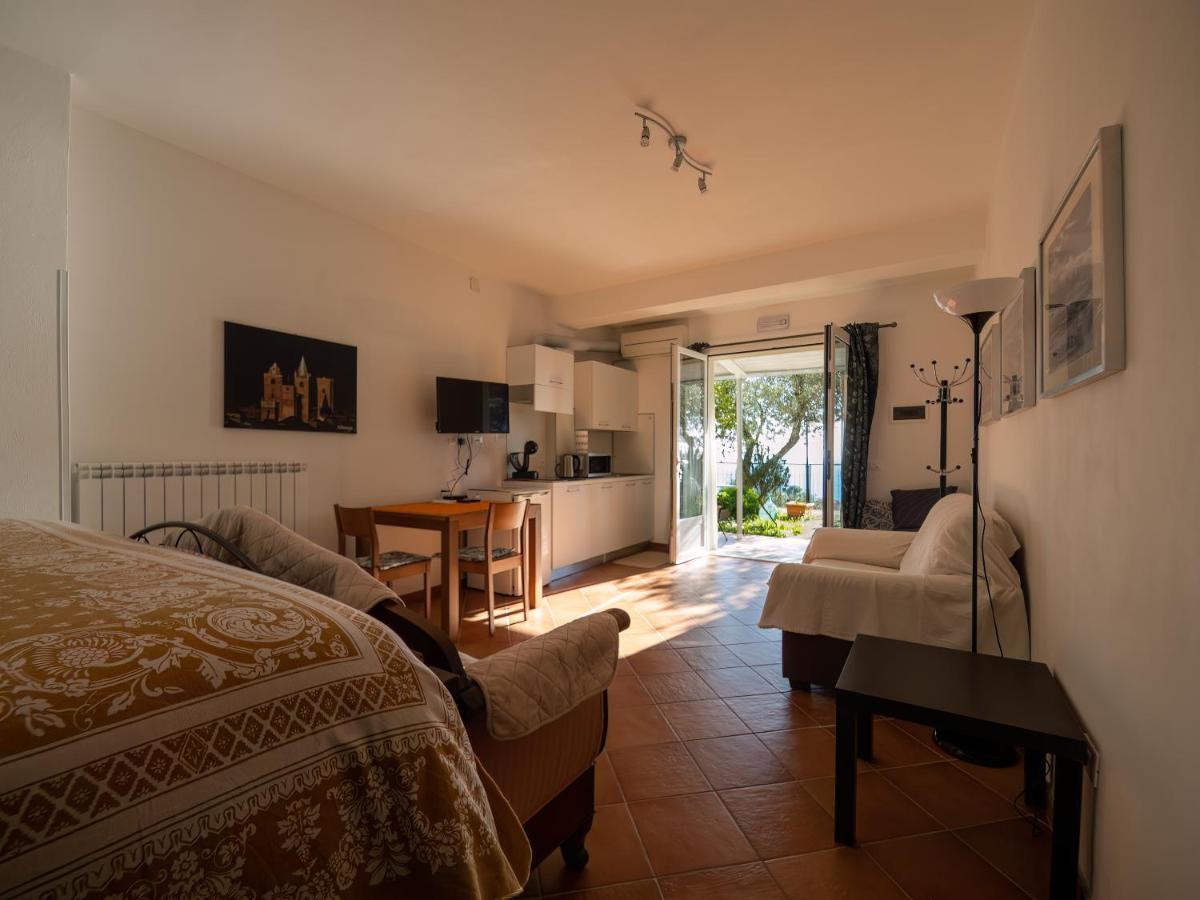 Tra Gli Ulivi Bed & Breakfast Pietra Ligure Bagian luar foto