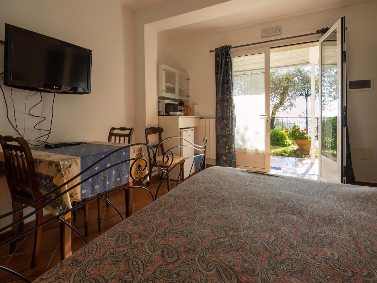 Tra Gli Ulivi Bed & Breakfast Pietra Ligure Bagian luar foto