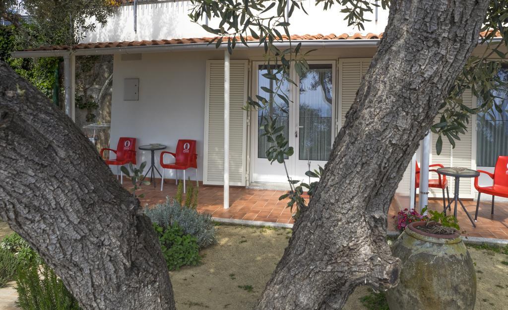 Tra Gli Ulivi Bed & Breakfast Pietra Ligure Bagian luar foto