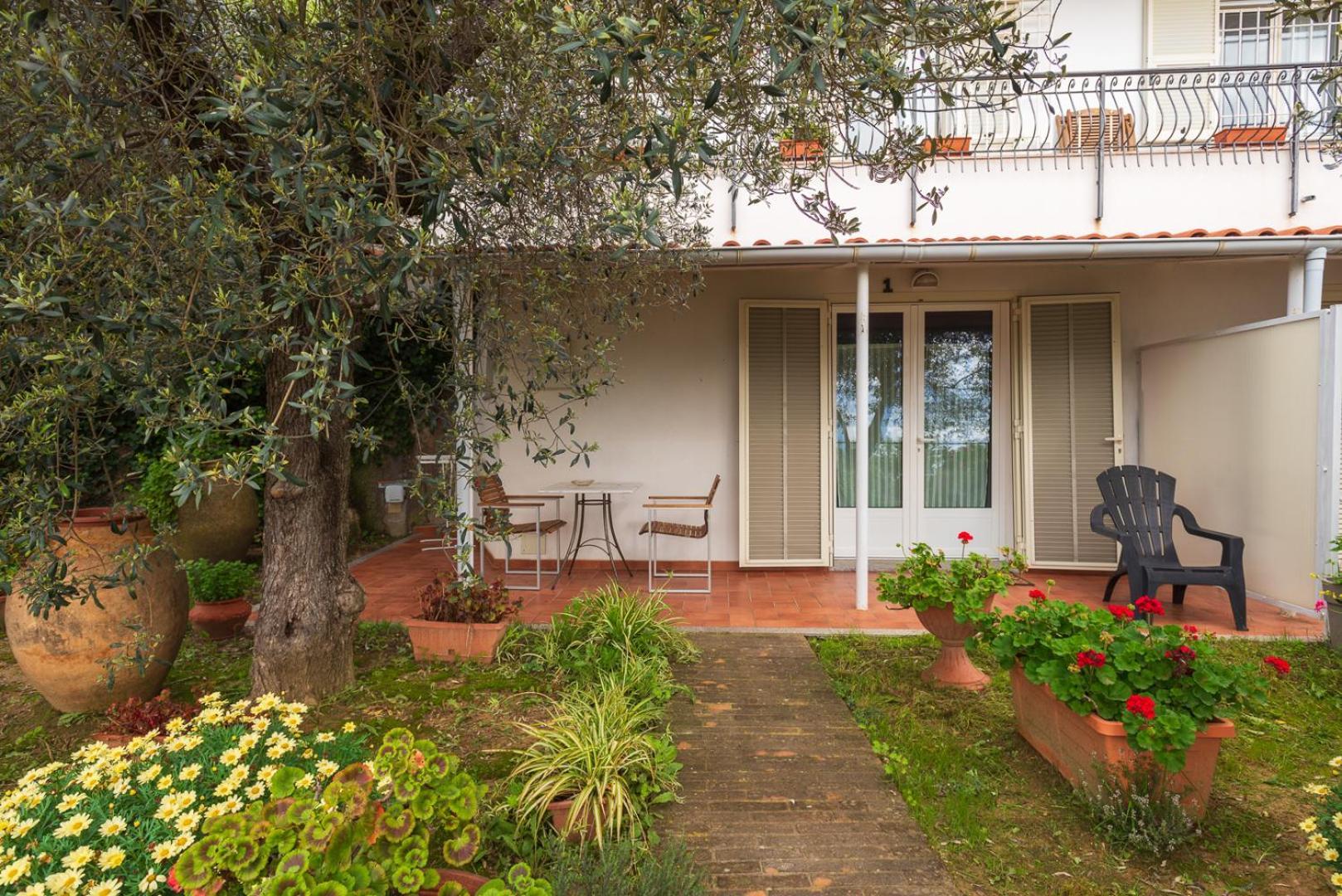 Tra Gli Ulivi Bed & Breakfast Pietra Ligure Bagian luar foto