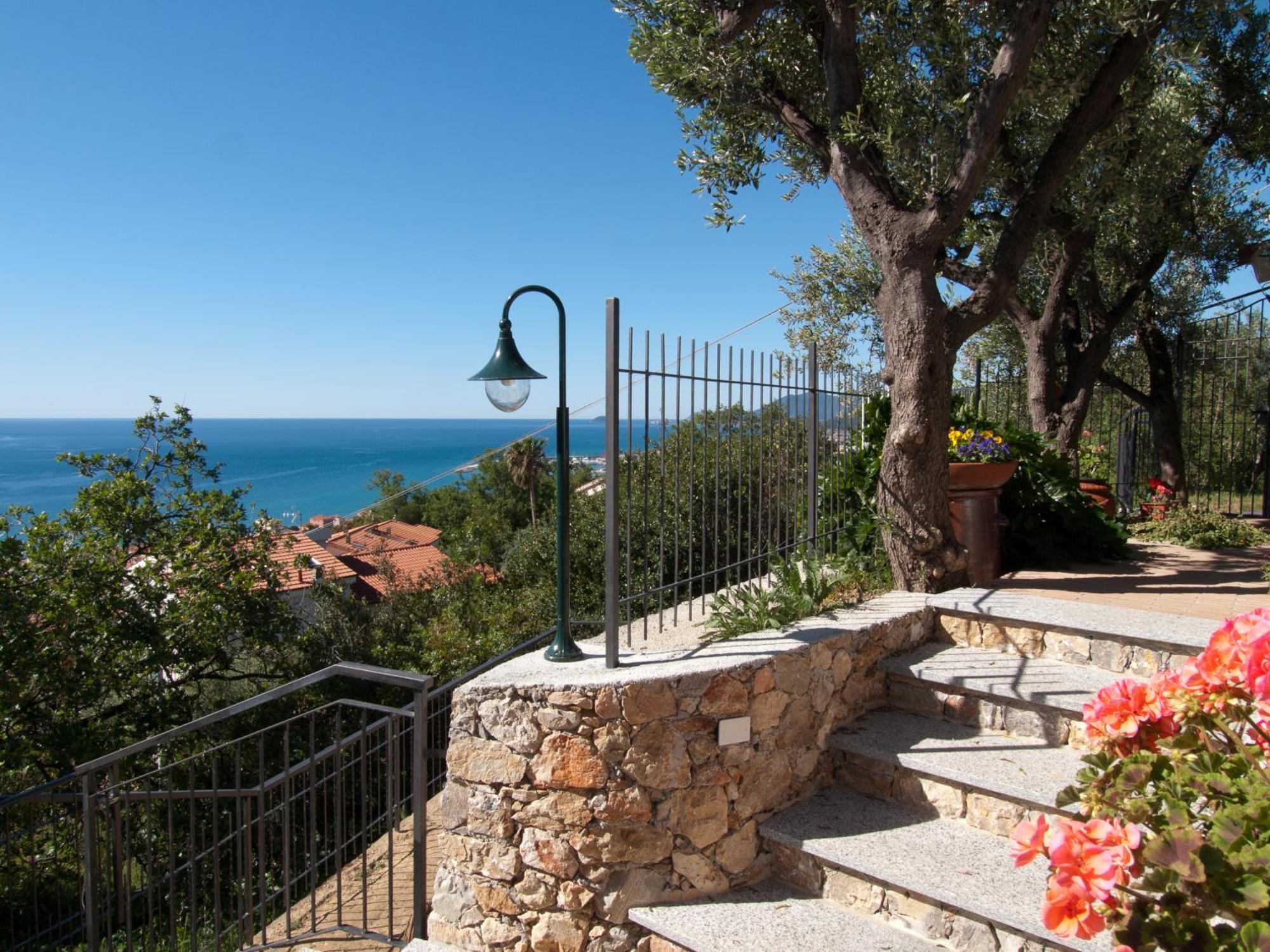 Tra Gli Ulivi Bed & Breakfast Pietra Ligure Bagian luar foto