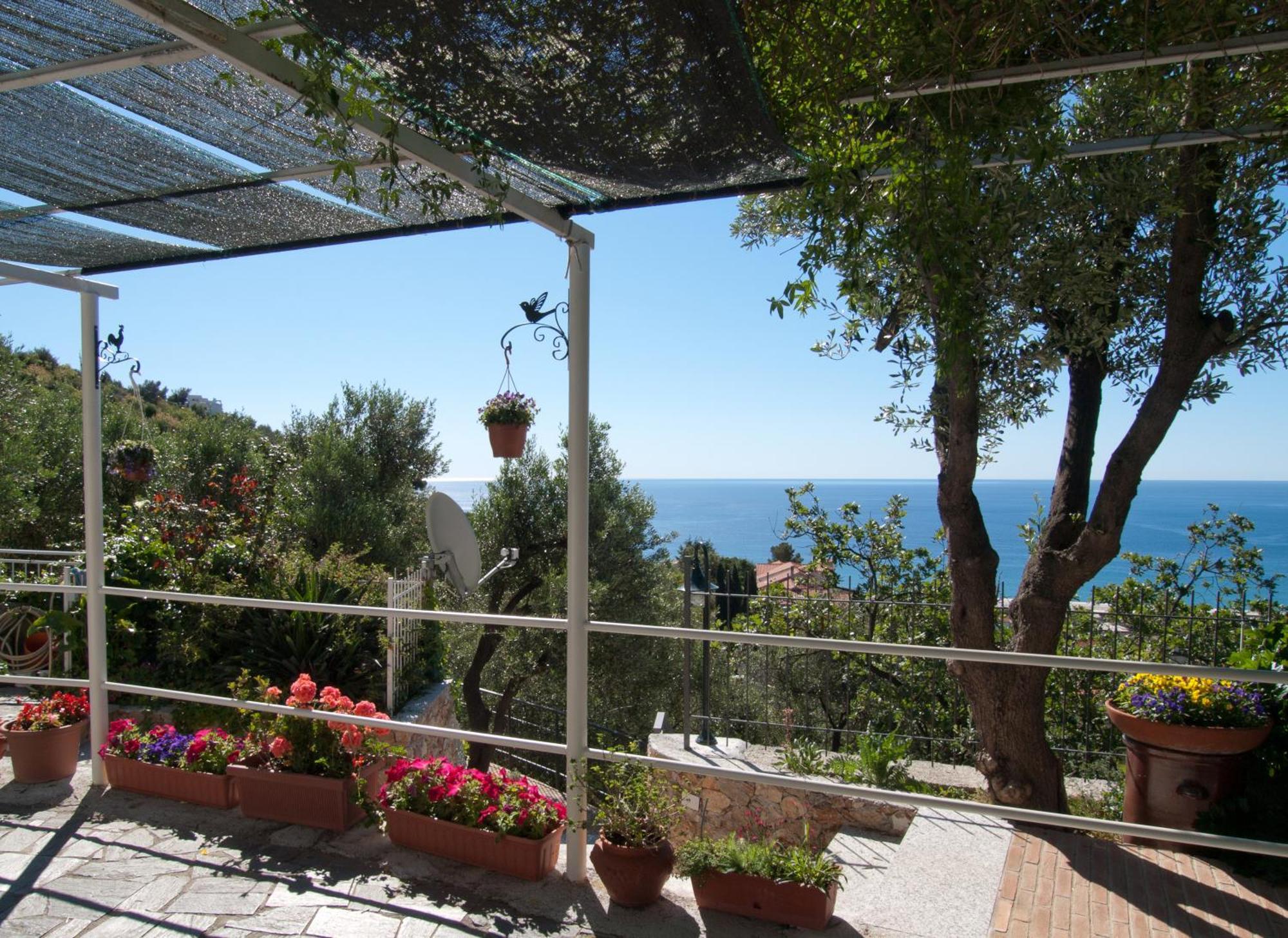 Tra Gli Ulivi Bed & Breakfast Pietra Ligure Bagian luar foto