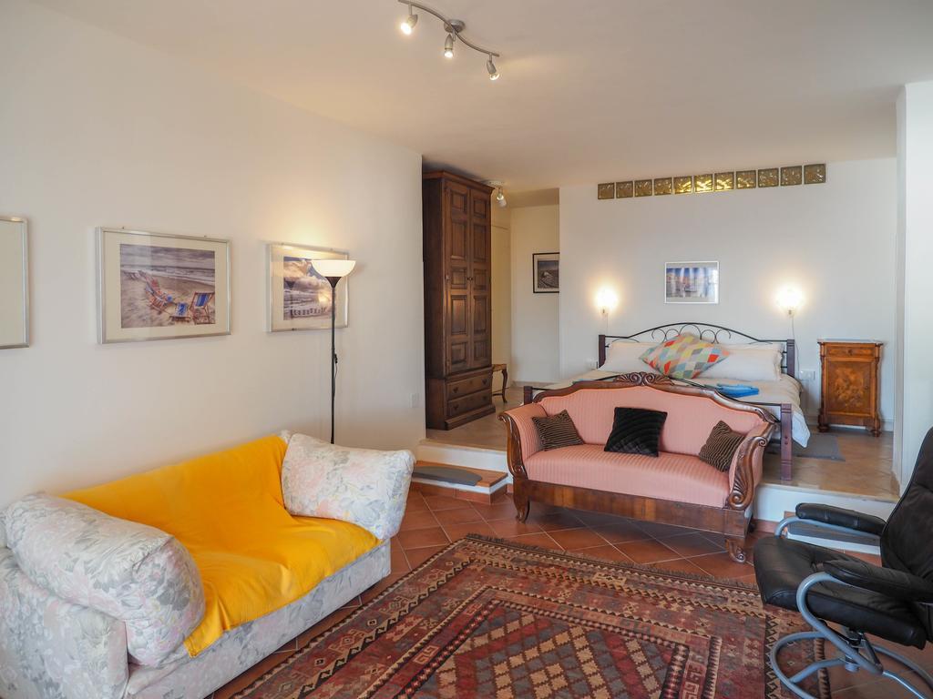 Tra Gli Ulivi Bed & Breakfast Pietra Ligure Ruang foto