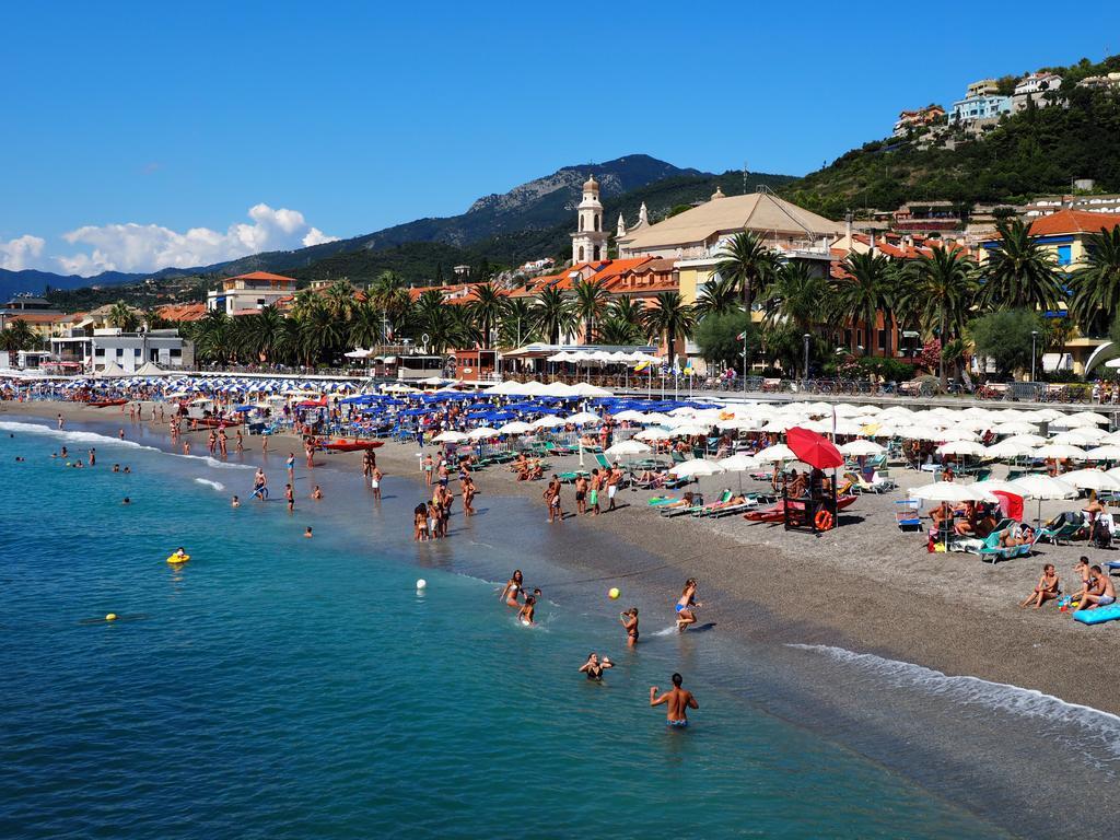 Tra Gli Ulivi Bed & Breakfast Pietra Ligure Bagian luar foto