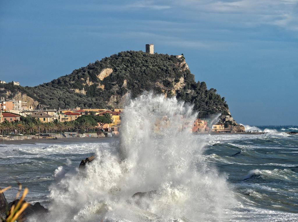 Tra Gli Ulivi Bed & Breakfast Pietra Ligure Bagian luar foto