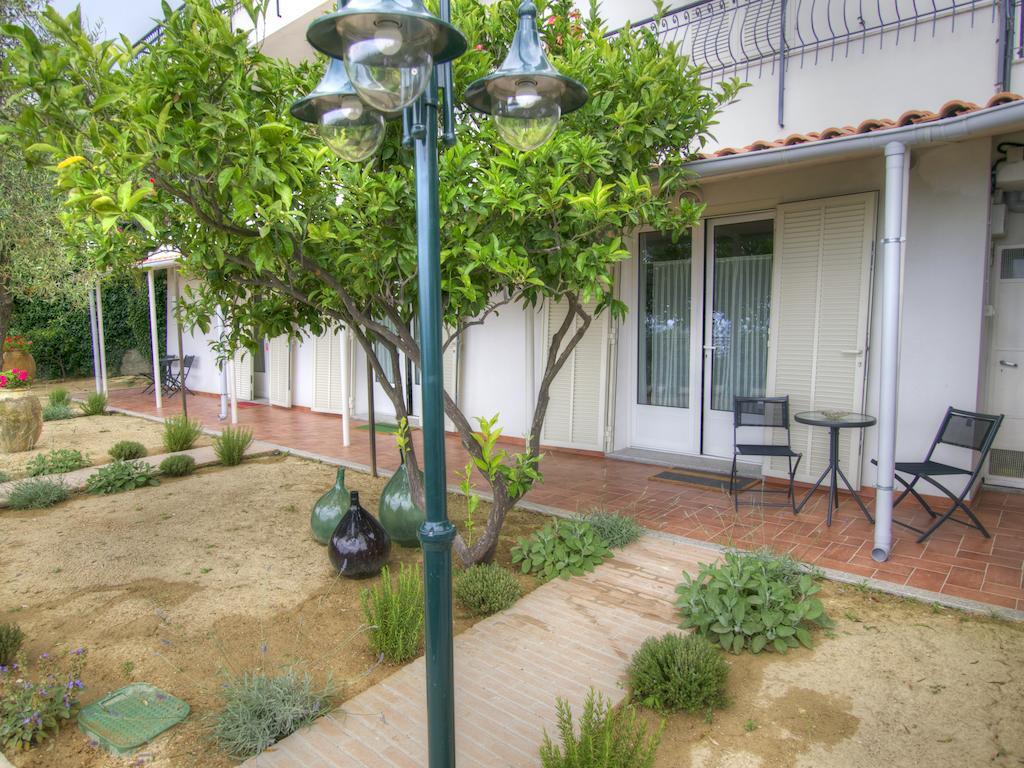 Tra Gli Ulivi Bed & Breakfast Pietra Ligure Bagian luar foto