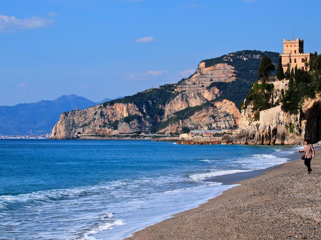 Tra Gli Ulivi Bed & Breakfast Pietra Ligure Bagian luar foto