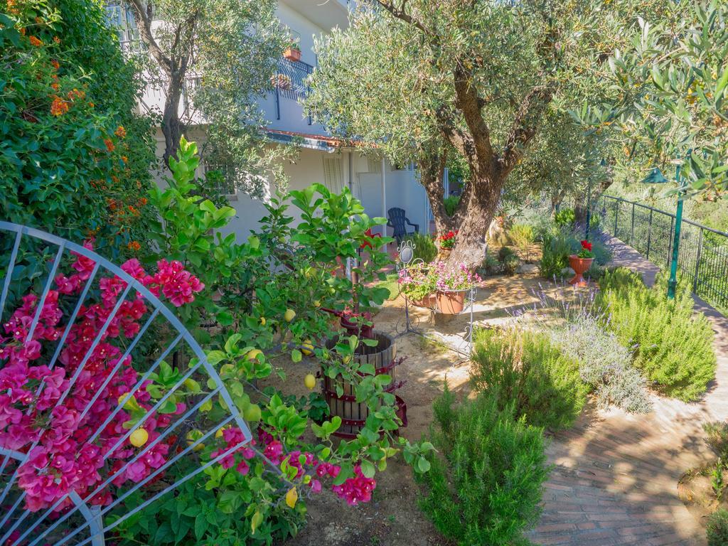 Tra Gli Ulivi Bed & Breakfast Pietra Ligure Bagian luar foto